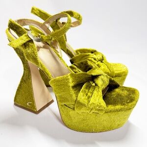 Chic Velvet Platform Heels in Vibrant Green